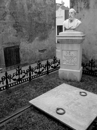 Navarro Viola, Recoleta Cemetery