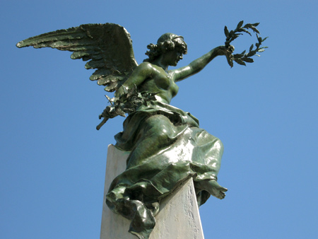 Cenotaph, 3 friends, Recoleta Cemetery