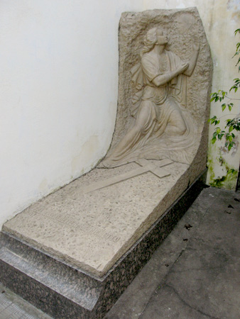 Francisca Olivera de Pignetto, Luis Perlotti, Recoleta Cemetery