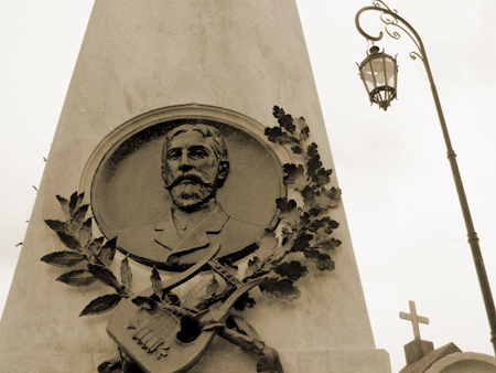 Cenotaph, 3 friends, Recoleta Cemetery