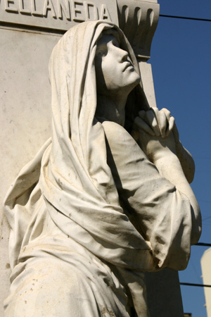 Mourning woman, Recoleta Cemetery
