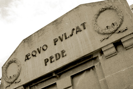 Aequo pulsat pede, Recoleta Cemetery