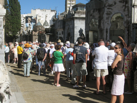 Crowds, Recoleta Cemetery