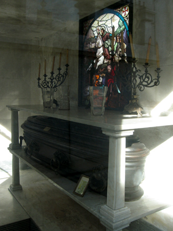 Carlos Menditeguy, Recoleta Cemetery