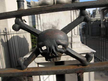 Skull & crossbones, Recoleta Cemetery Skull & crossbones, Recoleta Cemetery