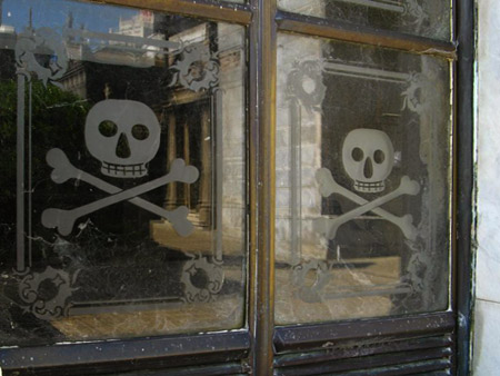 Skull & crossbones, Recoleta Cemetery